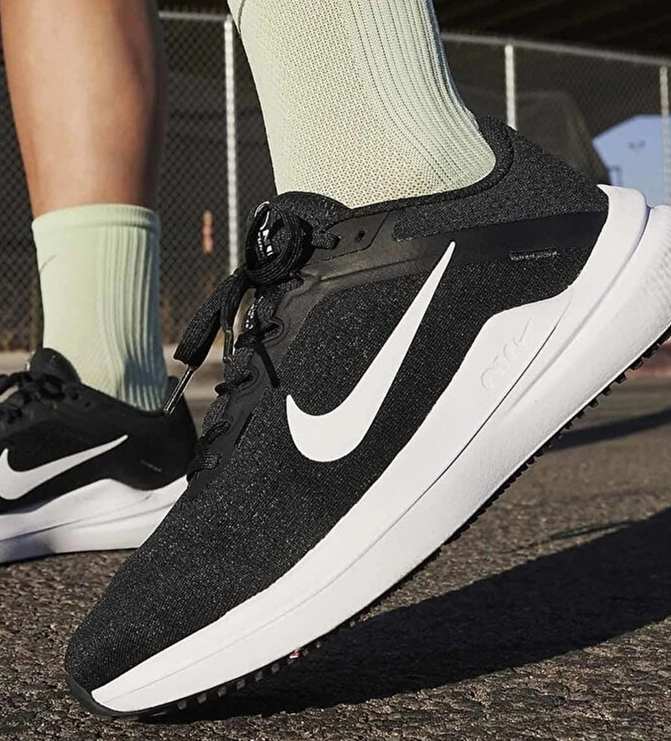 Nike Winflo 10 Kadın Siyah Koşu Ayakkabısı - Görsel 1