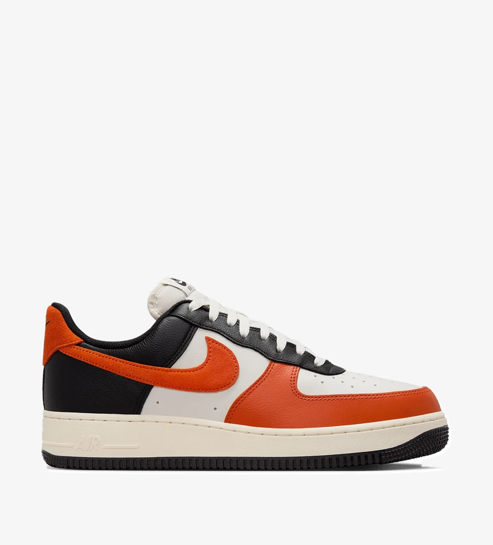 Nike Air Force 1 07 LV8