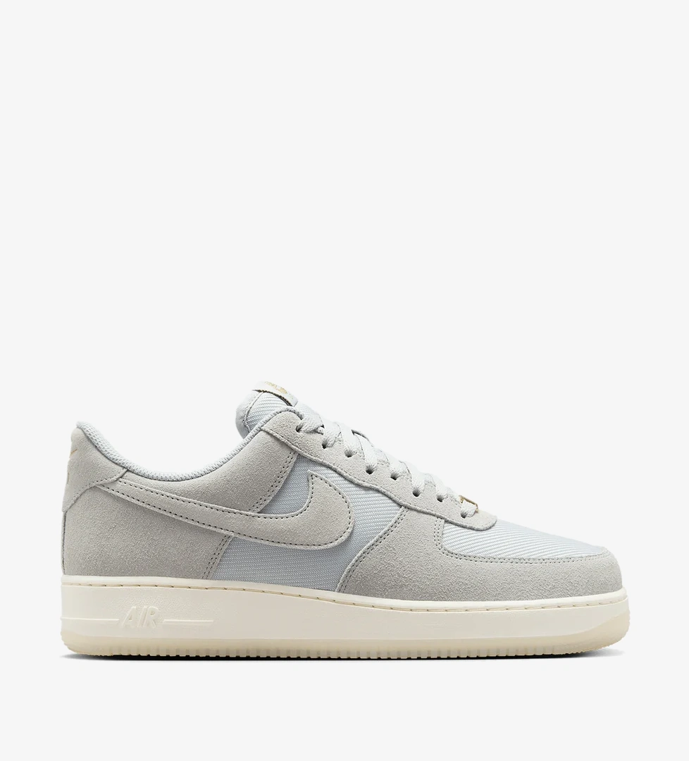 Nike Nike Air Force 1 07 Lv8 model görseli