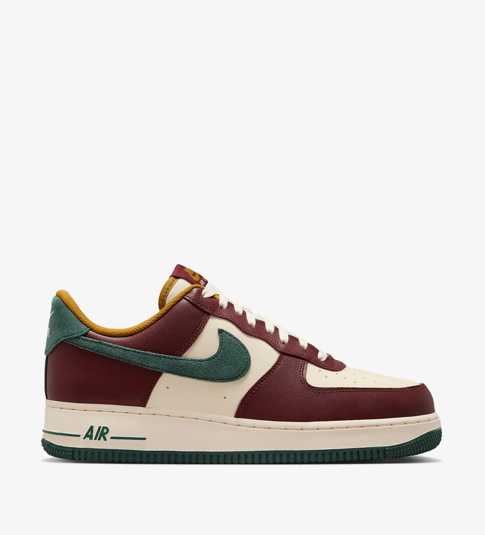 Nike Nike Air Force 1 07 Lv8 model görseli