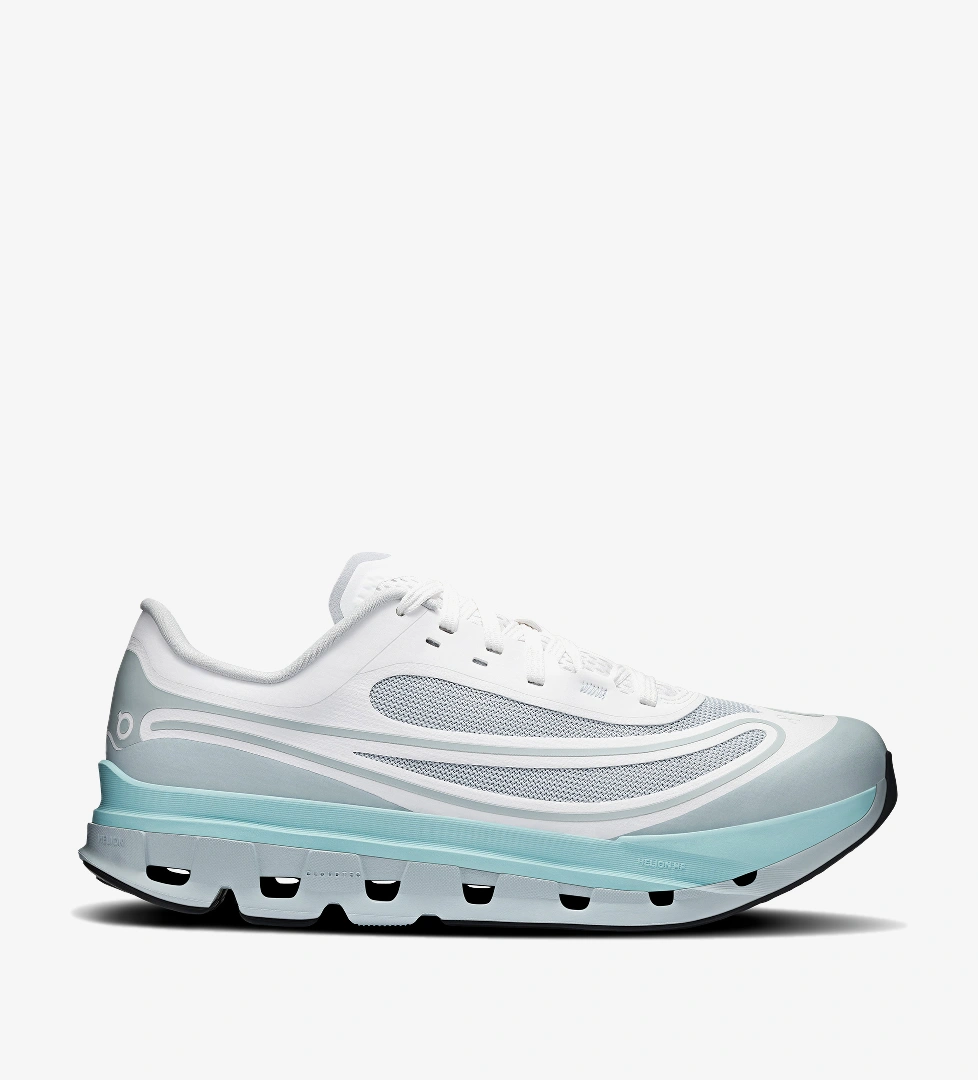 On On Cloudflow Erkek Beyaz Spor Ayakkabı model görseli