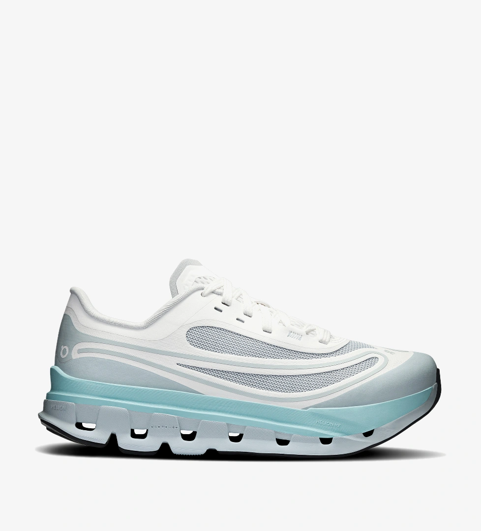 On On Cloudflow Kadın Beyaz Spor Ayakkabı model görseli