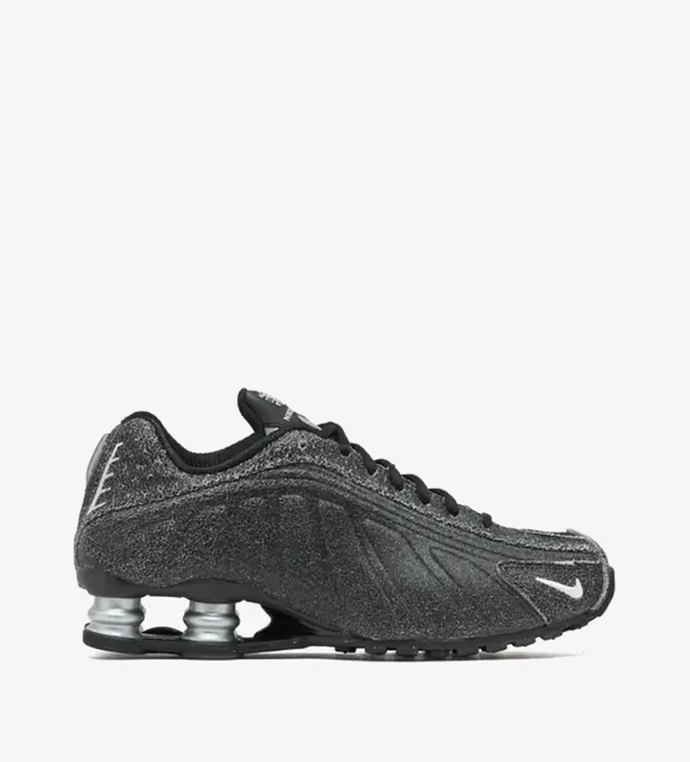 Nike Shox R4 'Black Distressed Leather' model görseli