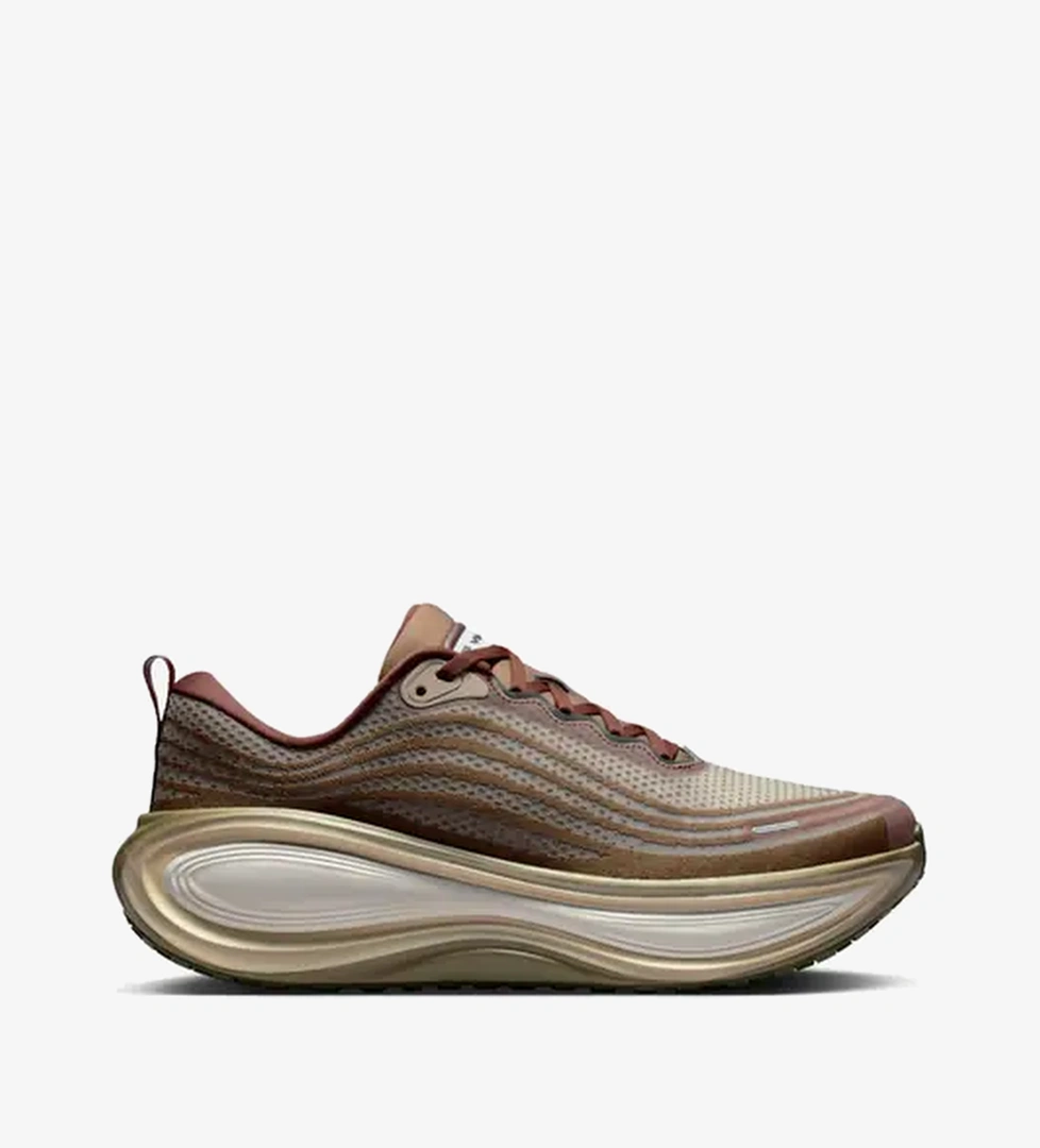 Nike Vomero Plus 'Caldera Brown Dark Field Brown' model görseli