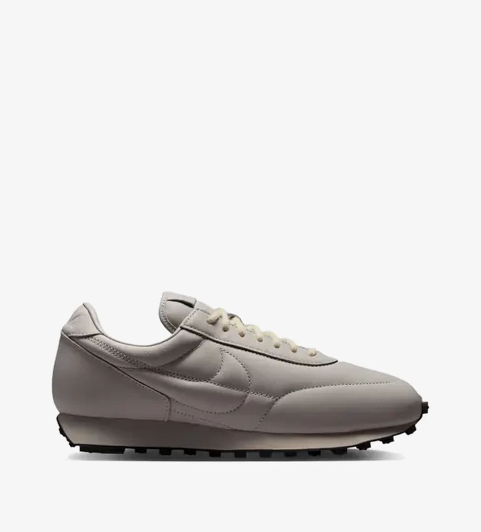 Nike Daybreak 'Moon Particle and Light Bone' model görseli