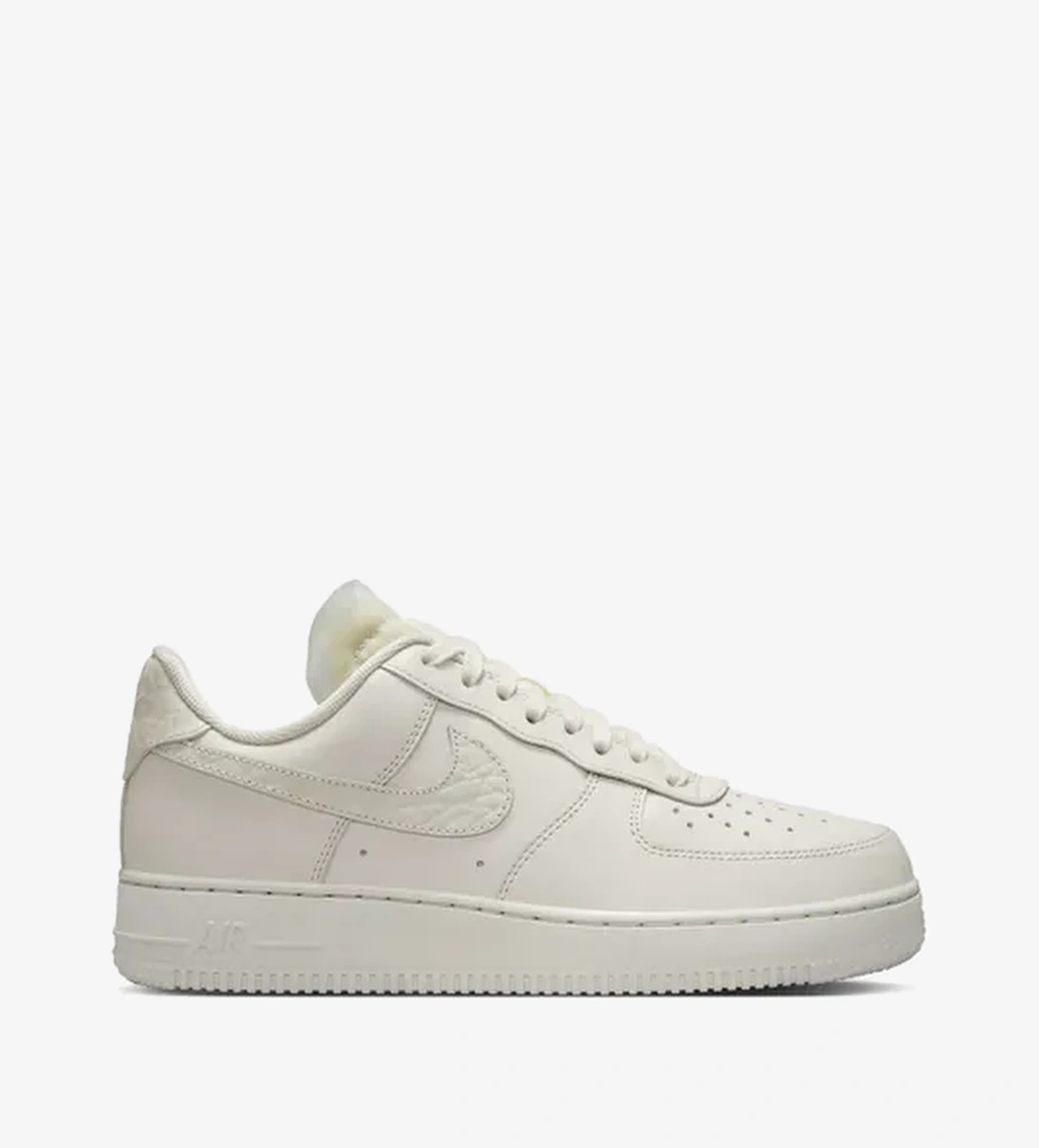 Nike Nike Air Force 1 Low Premium Kadın model görseli