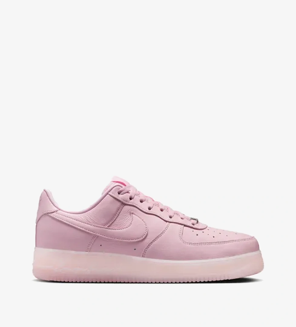 Nike NOCTA x Nike Air Force 1 Low 'Pink Foam' model görseli