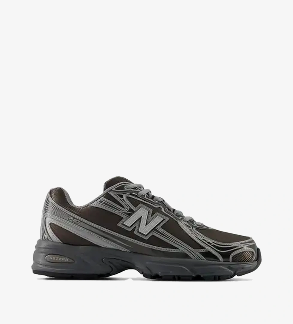 740 'Black Metallic Castlerock'