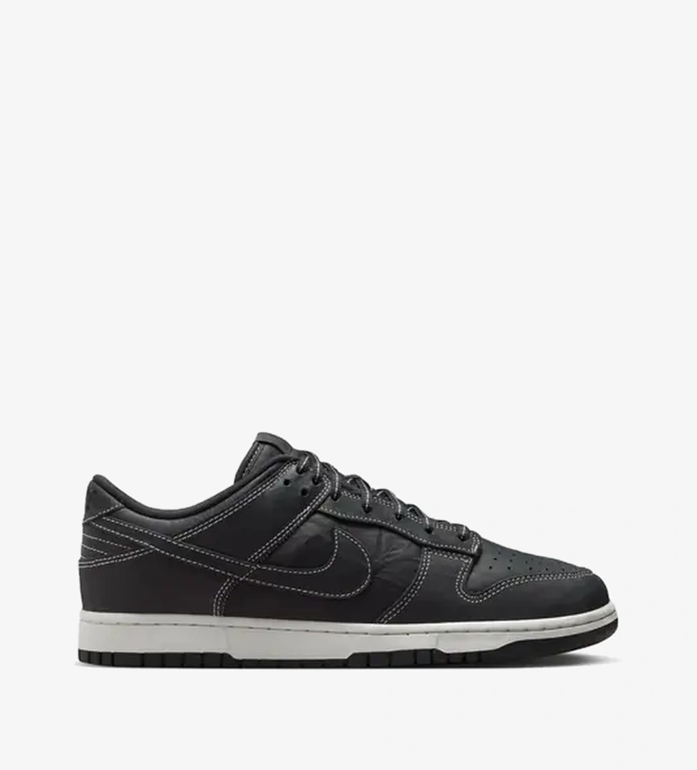 Nike Dunk Low 'Off Noir' model görseli