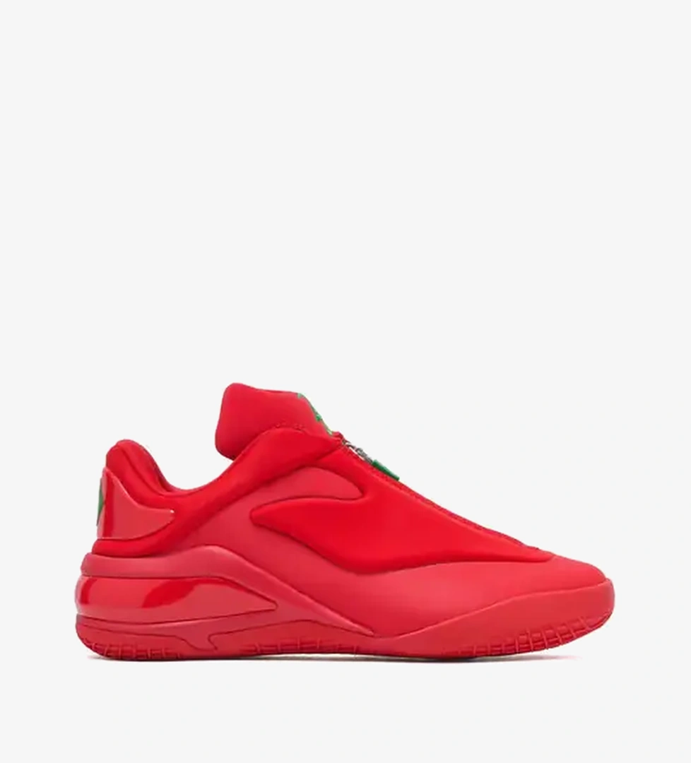 Converse SHAI 001 'Winter Red' model görseli