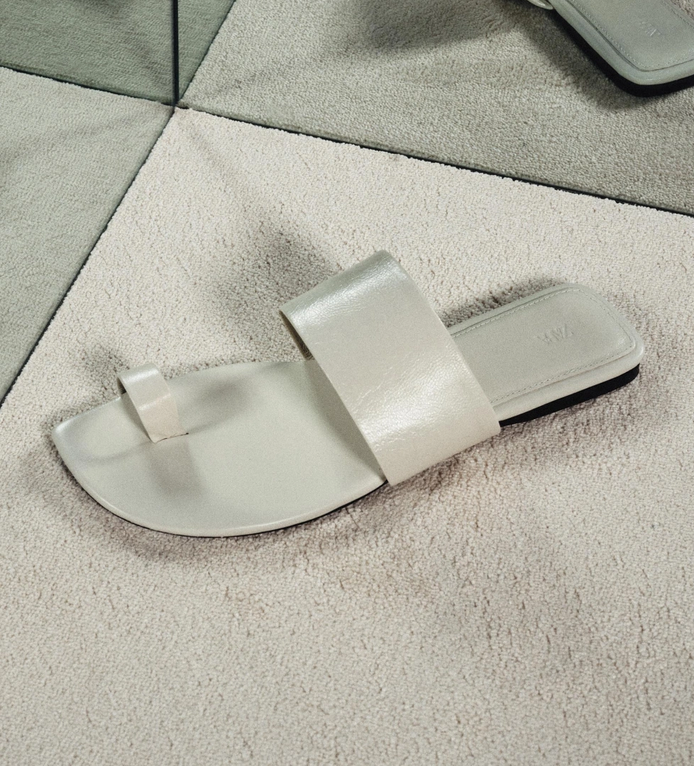 Limited Edition Deri Düz Sandalet